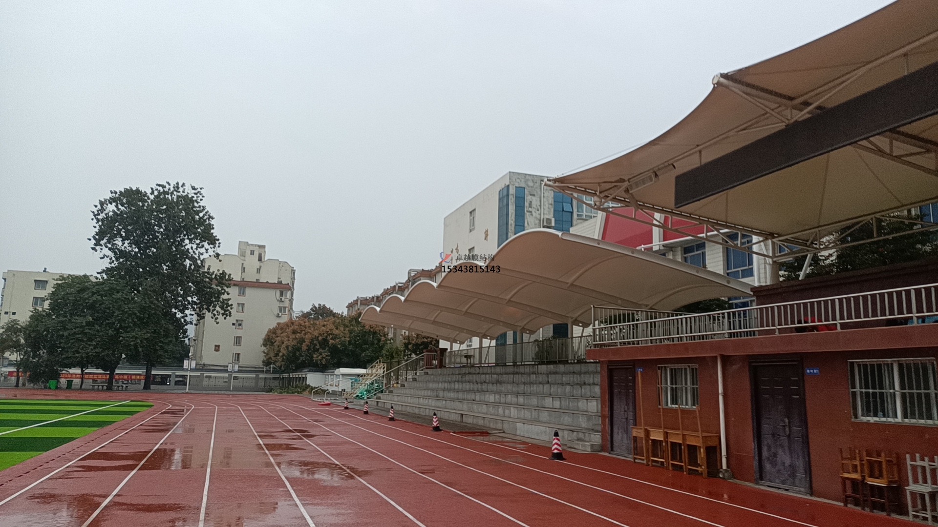 學(xué)校田徑場<font color='red'>膜結(jié)構(gòu)看臺</font>遮陽棚如何選擇材料？不同材料對其性能有何影響？